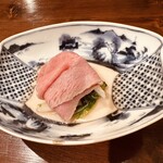 うにと牡蠣と日本酒と 食堂うに61 - 1品目。岩手牛と菜の花のなんとか