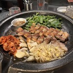 サムギョプサル×韓国料理 コギソウル - 豚のサムギョプサル