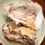うにと牡蠣と日本酒と 食堂うに61 - 2品目。岩手と兵庫の生牡蠣食べ比べ