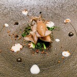 レヴォ - 氷見のホタルイカ。いろんなソースが点々と。