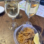 アガリコ 新宿 オリエンタルビストロ - ワインとトムヤもやしのパクチー抜き