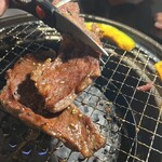 食べ飲み放題 焼肉ダイニングちからや - 肩ロースは　ハサミでカット