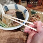 粋な一生 - 餃子は柚子胡椒、酢醤油とラー油、ニンニクと赤いやつで堪能