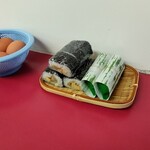 ○平　中華そば専門店 - テーブルの早寿し、巻寿し、ゆで玉子