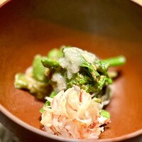 ひがしやま 司 - ②車海老、菜の花、蕗の薹、スナップエンドウの胡麻和え　牛乳と白麹のソース