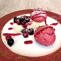 ゴドノフ東京 丸ビル店 - いちごのプチシュークリームとミルフィーユ