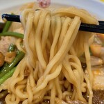 松軒 中華食堂 - ニンニク豚ばらラーメン麺リフト