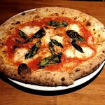 Pizzeria Romano e Marino - マルゲリータ　アンチョビガーリック