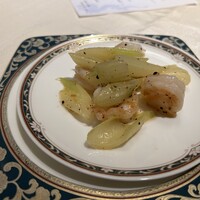 鴻臚 - 魚料理は海老とセロリのレモンと山椒炒めです。