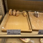 ブランジェ浅野屋 - クランベリー&クリームチーズ　388円、あと4個しかなかった。