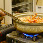 南粤美食 - 鍋から引き上げられるクルマエビ