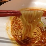 真っ赤ならーめん とまこ - 麺♪ 箸まで赤(o^^o)