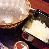 瓢嘻 八重洲店 - 薬味（葱・柚胡椒）と紙鍋