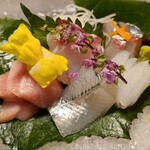 238305923 - ⑩真鯛⑪細魚⑫縞鯵⑬障泥烏賊⑭大トロ
                        細魚がとても良く、障泥烏賊がそれに続き、真鯛と縞鯵はまずまず、大トロは蓄養なのかサシが入り過ぎなのと筋が目立ちました