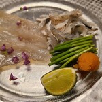 238305946 - ⑱虎河豚、ちりポン酢
                        虎河豚は体脂肪率4%と脂は少なくアミノ酸が多く含まれ旨みが豊かなのが特長で、個体が健康的であるかどうかが重要
                        これは旨みがしっかりありました
