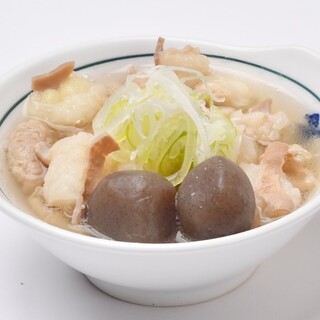 自家製の特製塩出汁で作る優しい味わいの「塩煮込み」