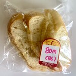 ロマンド - サービス品のカットフランスパン 80円。（税別）