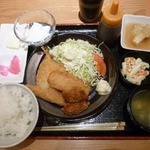 海鮮居酒屋 名物酒家 - 日替わりミックスフライ定食、800円。