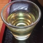 手打うどん 牛コロ 宮内 - 食前酒代わりのリンゴ酢から作ったビタミンCドリンク