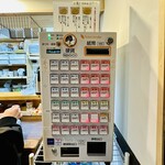 麺屋 誠 - 【店内＝券売機】