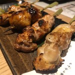 名古屋コーチンと本格焼き鳥 鳥料理 鳥心 名駅店 - 地鶏串焼き4種盛り合わせ