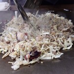 お好み焼 青森 - 天かすを振り掛けて、引き続き丁寧に炒め始める。