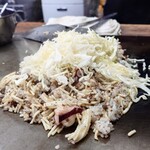 お好み焼 青森 - キャベツを載せる。