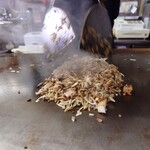 お好み焼 青森 - ソースを垂らして、引き続き丁寧に炒め上げていく。