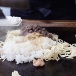 お好み焼 青森 - お店の顔となる、ぼっかけを投入する。