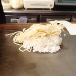 お好み焼 青森 - 炒めたチャンポン具材にそばとごはんを合わせる。