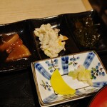 Sutando Tomi - お惣菜(大根の煮付、卯の花、茎わかめの甘辛煮)、お漬物(たくあん、浅漬け)