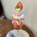静かな時間を過ごすためのカフェCafePatra - いちごパフェ
