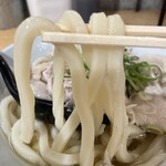 自家製さぬきうどんと肉 新橋甚三 - 肉かけ温、麺リフト