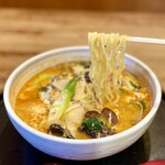 大勝園 - 中太の縮れ麺