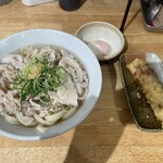 自家製さぬきうどんと肉 新橋甚三 - 肉かけ温700円とちくわ天110円、温玉90円