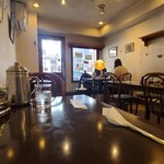 Hyakubammenosaru - 店内はクリーム色の壁にイラスト等が飾られておりシンプルな空間となっています
                        お席はテーブル4席×2卓、テーブル2席×3卓で合計14席