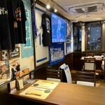 濱放者 - 店内は思ったより開放感あって広い♪
            ベイスターズグッズが多数掲げられてるので、シーズン中はスポーツバーにもなりそう♪