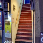 濱放者 - 外装を撮ろうにも撮れ高の無い雑居ビル。
            ヘタこいたら大人の店写っちゃいそうなので、今回はご勘弁を...。
            1階にも美味しそうな店が入ってるが、
            脇目を振らずに2階へ！