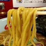 ラーメン山岡家 - 麺リフト⤴️食べ応えある太麺に熱々味噌スープが絡んできます♬