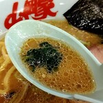 ラーメン山岡家 - スープ蓮華リフト⤴️脂は◉普通◉でオーダー♭表面の脂で最後まで熱々❗❗