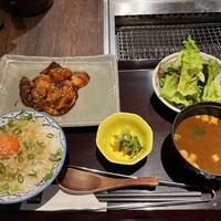 山形山　月島店 - ホルモン盛り合わせ100グラム