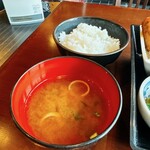 牛タンと日本酒 まつ田屋 - お味噌汁とごはん