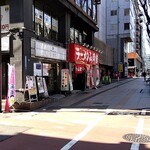 ラーメン山岡家 - 勾当台公園駅方面からパチリ♯　少し歩くと赤い看板がとても目立ちます♬