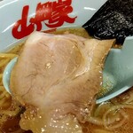 ラーメン山岡家 - チャーシュー蓮華リフト⤴️噛み応えのあるチャーシューは硬い訳ではなく旨味ある一枚♭