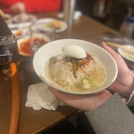 かなざわ焼肉店 - 料理写真:冷麺　個人的にはもうちょっとシコシコした麺が好きですが、これはこれで美味しかった。酢は2周半かける派です。