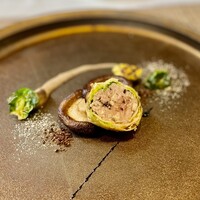 E.Bu.Ri.Ko - アミューズ /芽キャベツと椎茸。芽キャベツをくり抜いた中には信州豚のミンチを詰めてフリットにしたもの。グリルされた椎茸は旨味が強く、味が濃いです✨