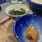 いつでも朝ごはん - 手前 油味噌　　奥 もずく酢