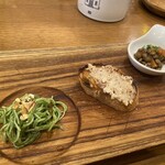 ワインとフレンチおばんざい Bistro DECO - レンズ豆のサラダ
            豚肉のパテ
            ジェノベーゼ冷製パスタ
            