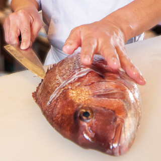 我們經驗豐富的廚師精心烹調生魚片、燉菜和烤鸡肉串三大特色菜。