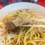 ラーメン二郎 - 厚みのある肉質の良いウマウマ豚